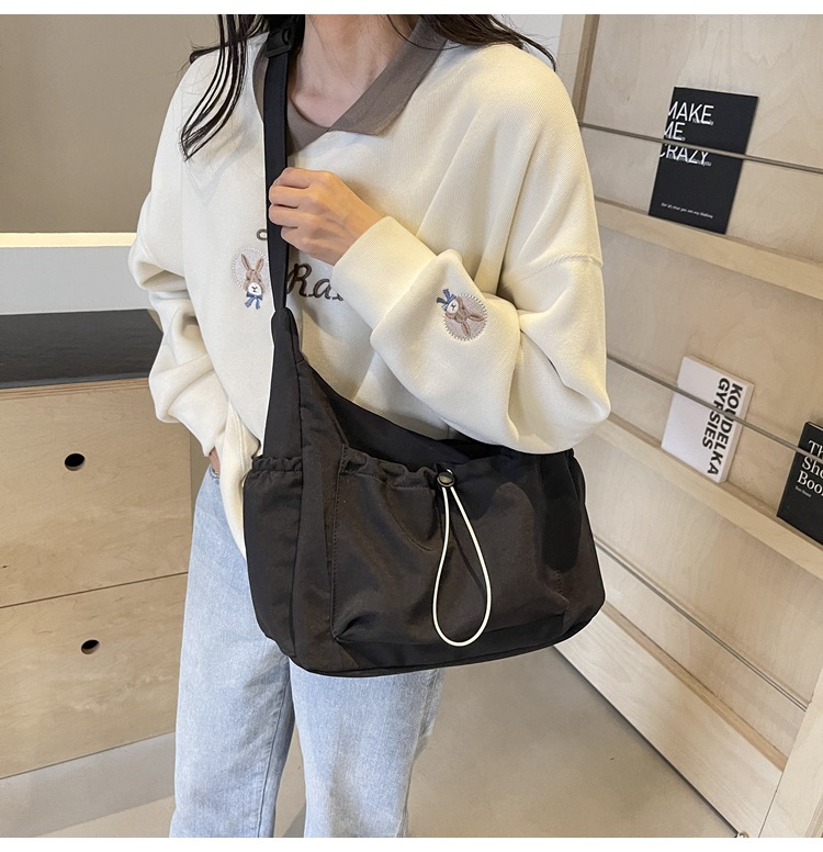 韩版时尚尼龙斜挎包2024新款休闲百搭褶皱单肩包大容量纯色帆布包详情11