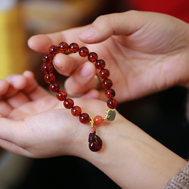 Natural blood amber round bead single-loop bracelet for women, Hetian jade four-leaf clover lucky bracelet, DIY blood amber money bag accessories Application Scenario