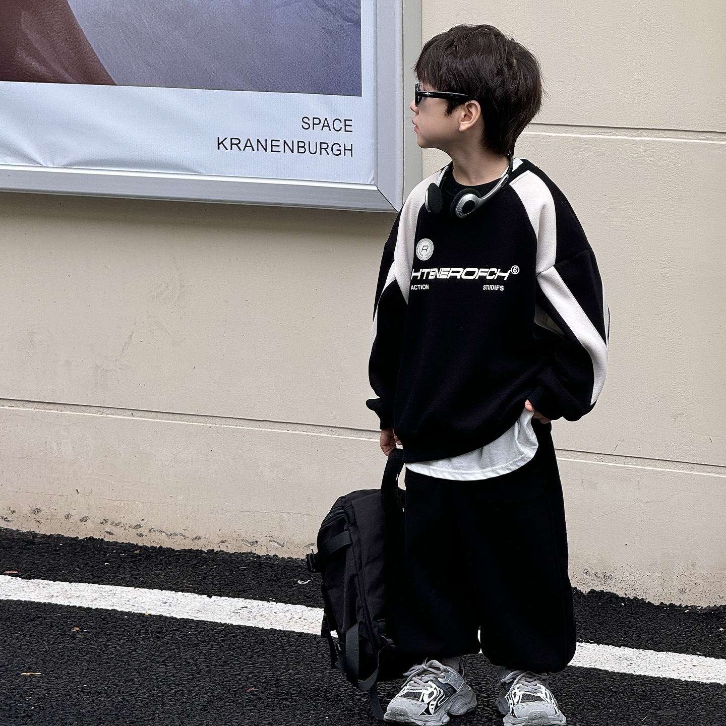 Tongku 2024 Winter Collection of Huzhou Zhili Children's Clothing: American-style printed color-blocked one-piece fleece thickened boys' sweatshirt trend Application Scenario