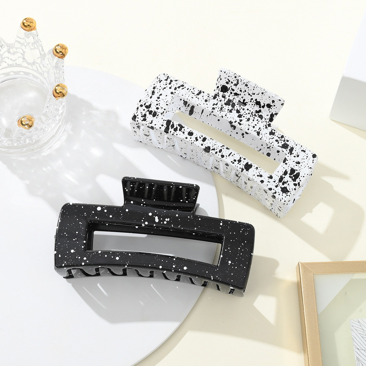 Inkjet black and white spotted large hair clips for women's commuting, light luxury and high-end style hair clips, shark clips, square hair accessories and headwear Application Scenario