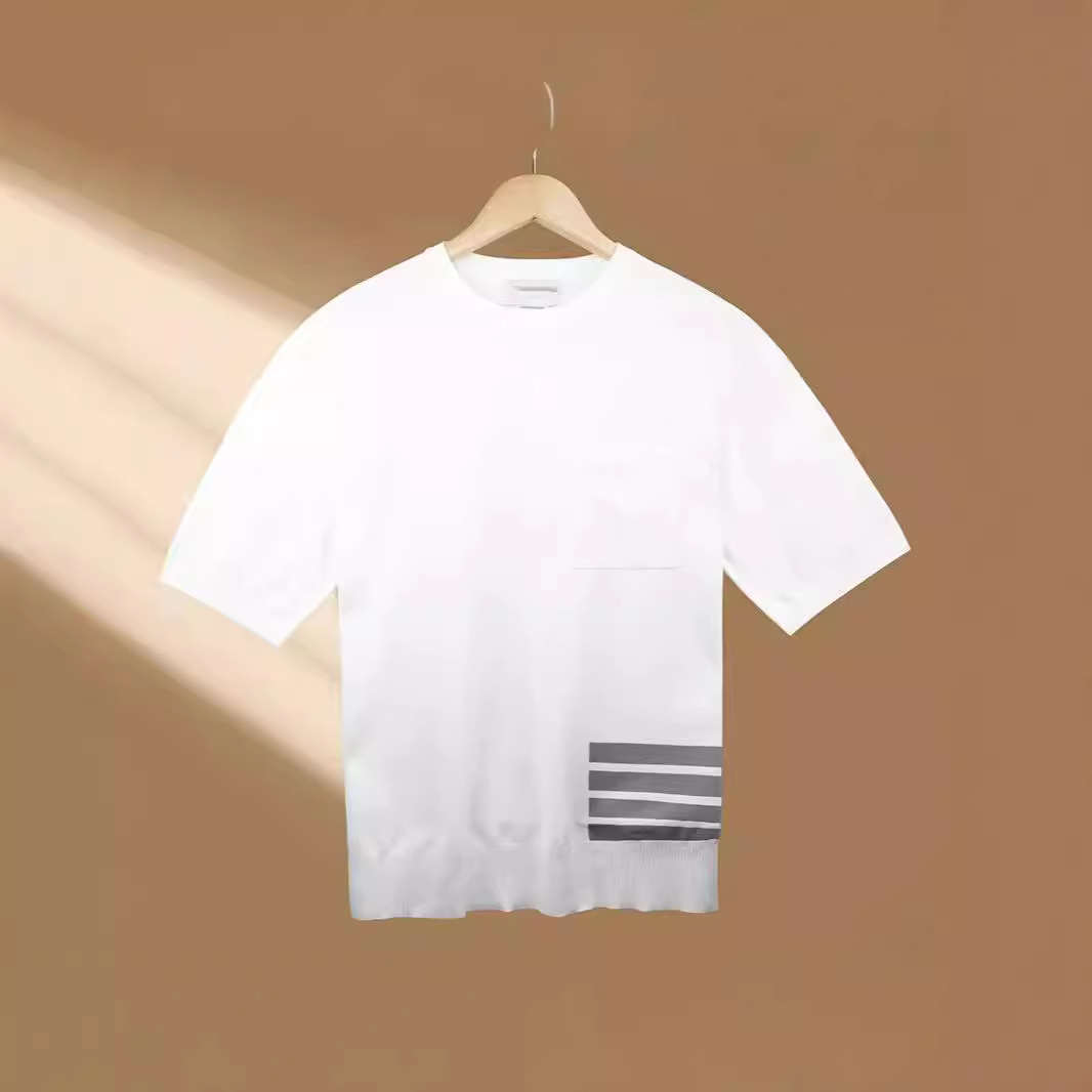 The new knitted short-sleeved T-shirt for men is trendy and stylish. It can be worn as a base layer for men and is a half-sleeved knitted sweater details Picture