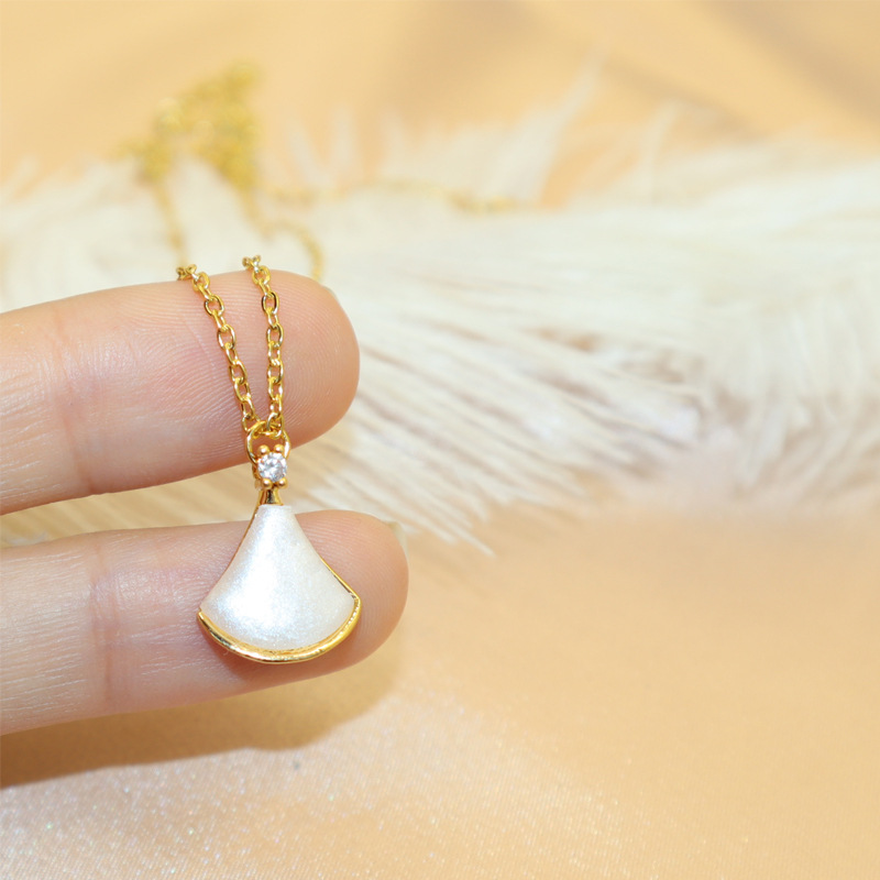 Net Red With Fritillaria Skirt Scallop Titanium Steel Necklace Plated 18K Gold Clavicle Chain Simple Jewelry Factory Direct details Picture