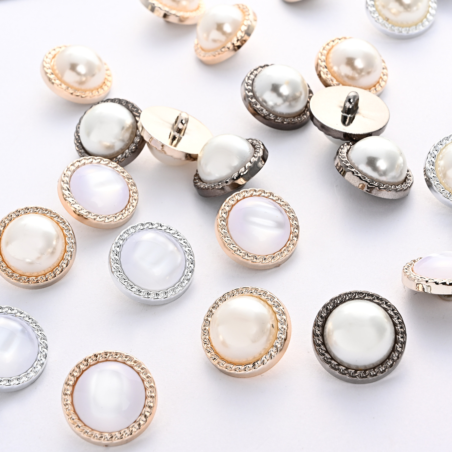 The new Korean-style round and simple clothing buttons are selling well. Metal-edge spiral pattern buttons are available for wholesale from the manufacturer Specification image
