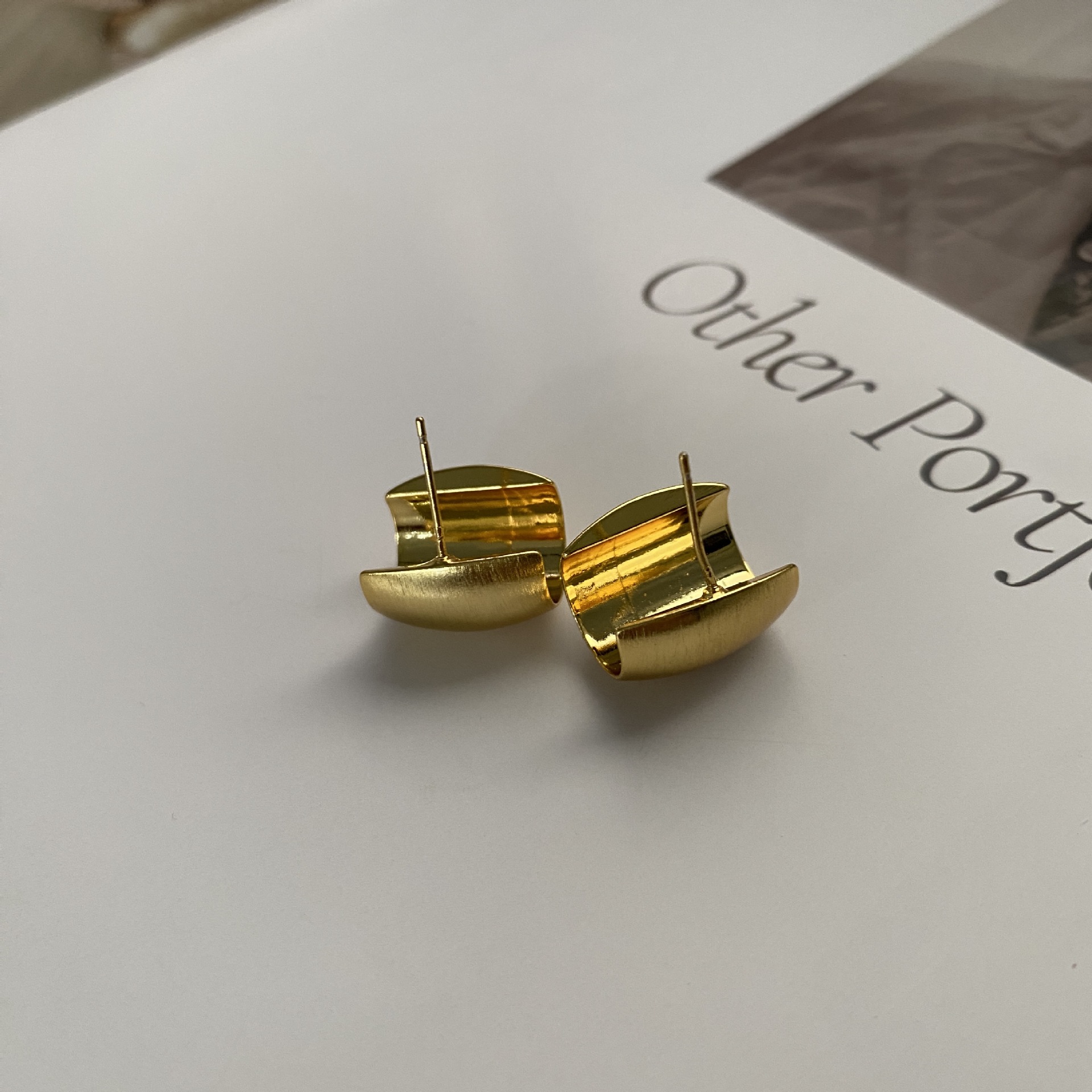 Fashionable matte metal brushed stud earrings s925 silver needle brass gold-plated Korean niche, versatile and stylish earrings Application Scenario