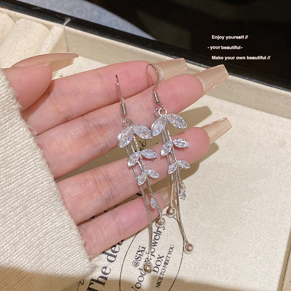超闪锆石麦穗长款流苏耳钩新款耳饰轻奢高级感耳坠显脸瘦耳环批发 Application Scenario
