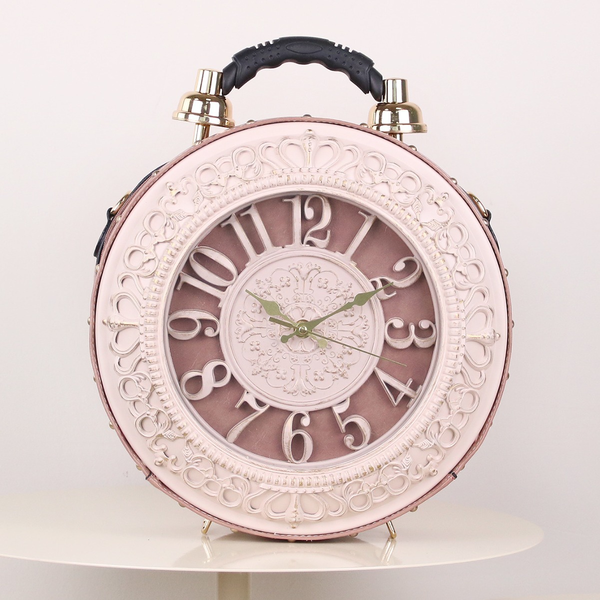 New retro and stylish handbag, creative and individual watch bag, funny lady's single-shoulder crossbody bag, can hold batteries Application Scenario