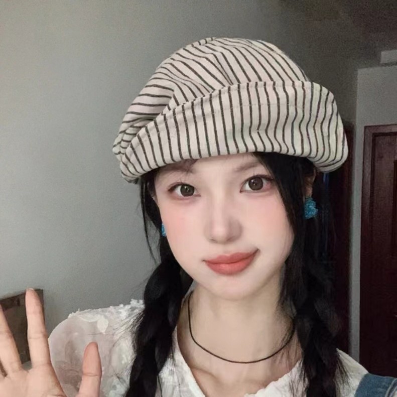 The new Japanese-style artistic striped cotton and linen beret for children shows off their faces in spring and summer. The small newsboy hat and the retro painter hat trend
