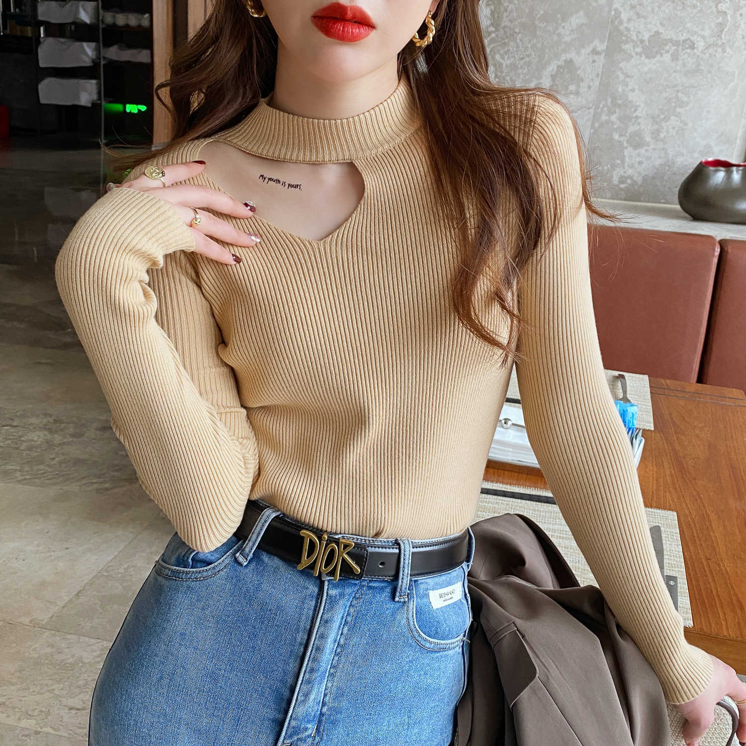 A halter-neck sweater for women to wear as an inner layer in spring, autumn and winter in 2024. It's a trendy, niche knitted collarbone base layer and a sexy top Specification image