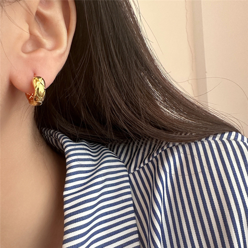 Ins-style diamond-shaped earrings with a niche design sense, a high-end feel, and a light luxury, simple and elegant earring style details Picture