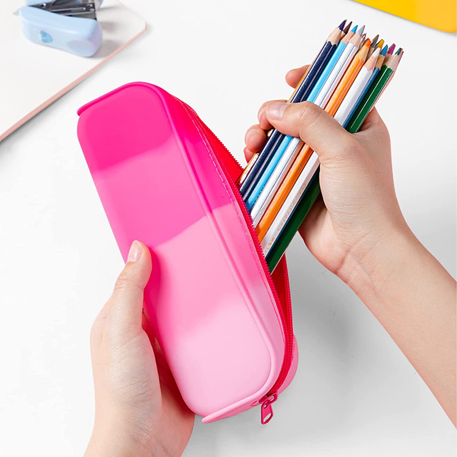 Custom-made solid-color gradient silicone pen cases and student stationery storage bags that are selling well for export