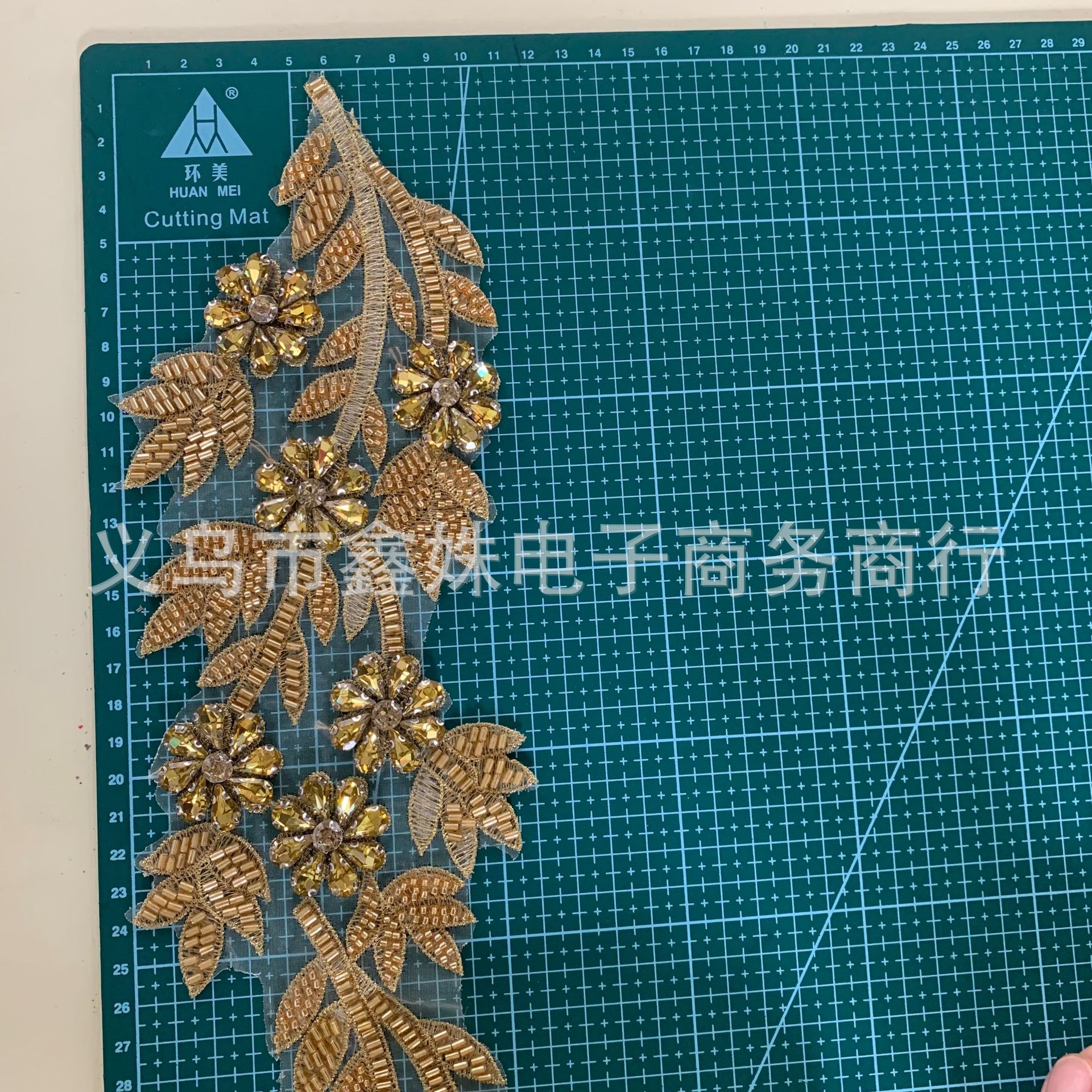 Heavy industry glass drill, hand-sewn beads, long strip decals, DIY performance costumes, evening gowns, coats, decorative accessories, rhinestones Item Picture