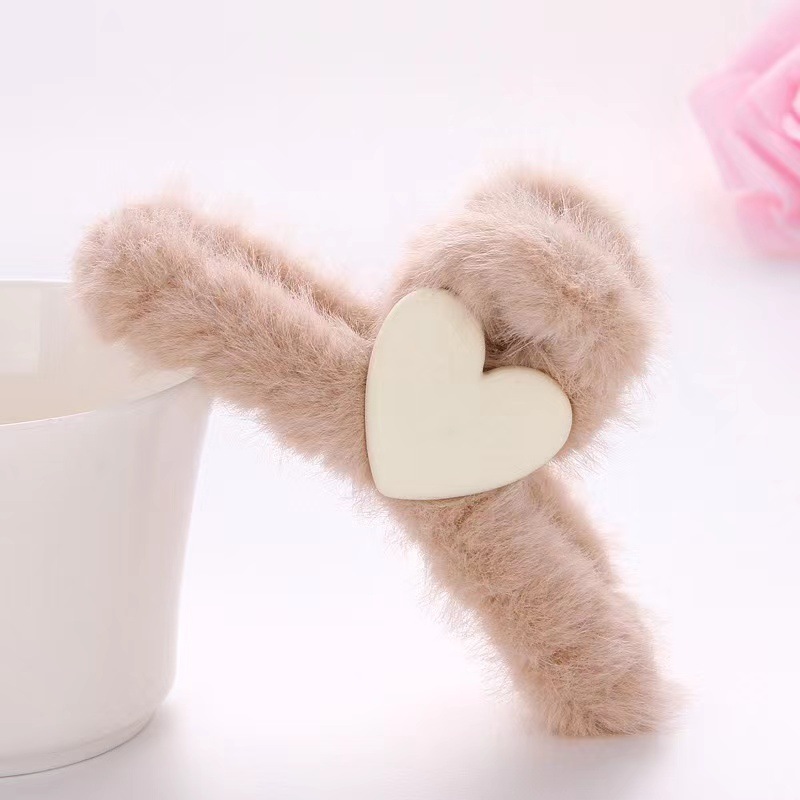 Korean-style plush hairpin for autumn and winter fashion, a large heart-shaped plush hairpin for girls Specification image