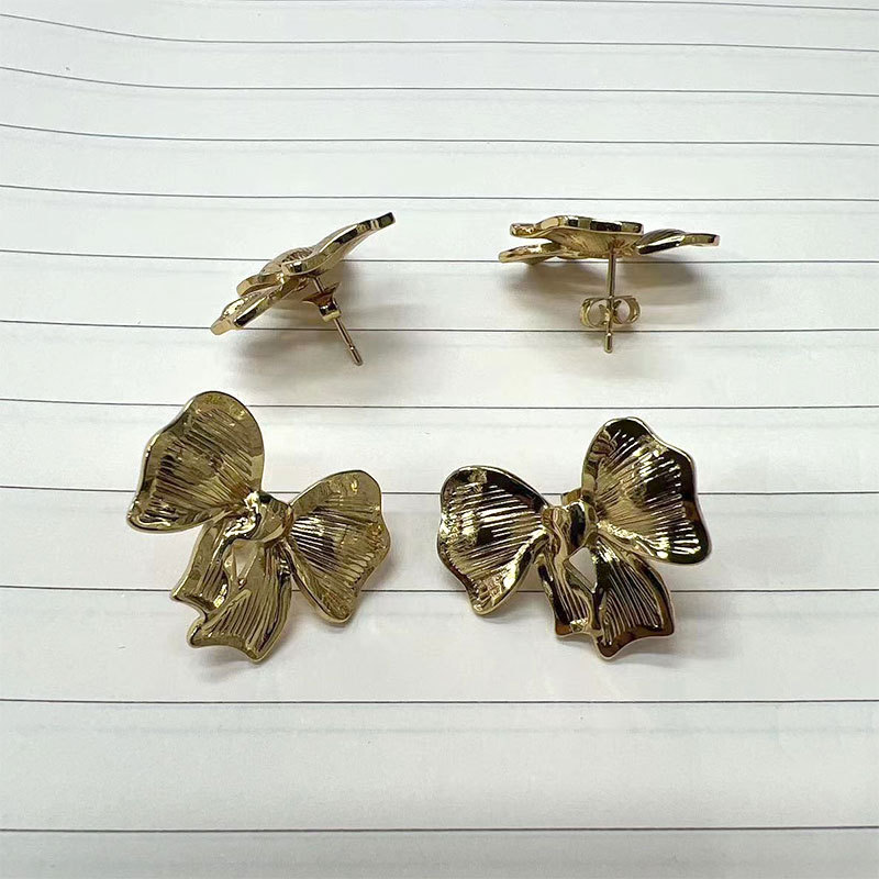 Sweet bow design copper earrings for women, European and American ins style, light luxury and fashionable, gold-plated stainless steel stud earrings details Picture