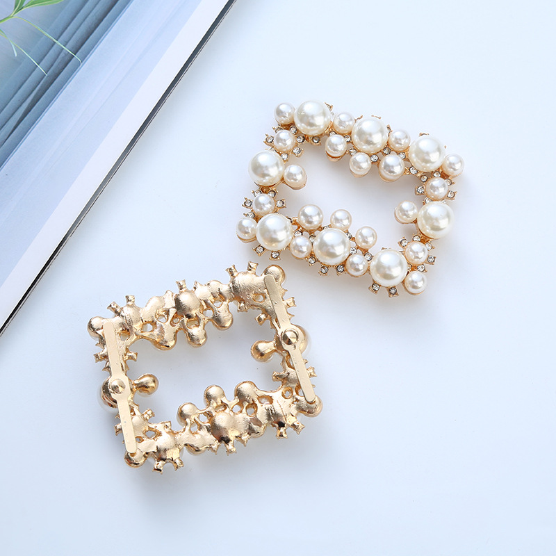 Fashionable and popular diamond-encrusted shoe buckles, pearl decorative buckles, sandals, leather shoes, metal zinc alloy shoes, floral shoe uppers, accessories and accessories details Picture