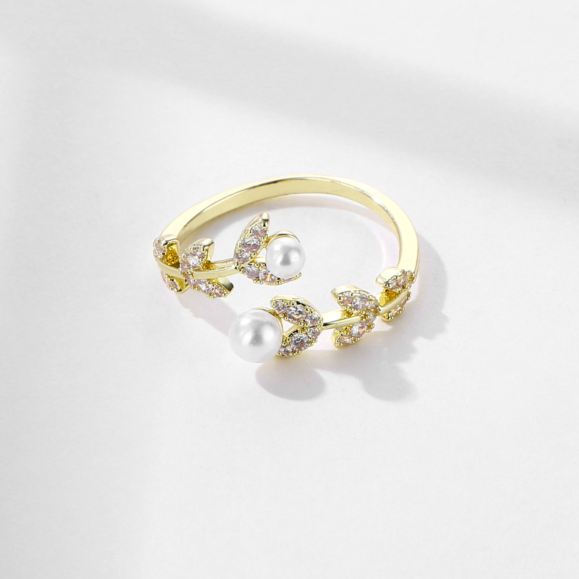 Cartoon bee ring, the same style as the Cassie girl, full diamond zircon pearl open ring, a fashionable and fresh ring that pairs well with other outfits Application Scenario