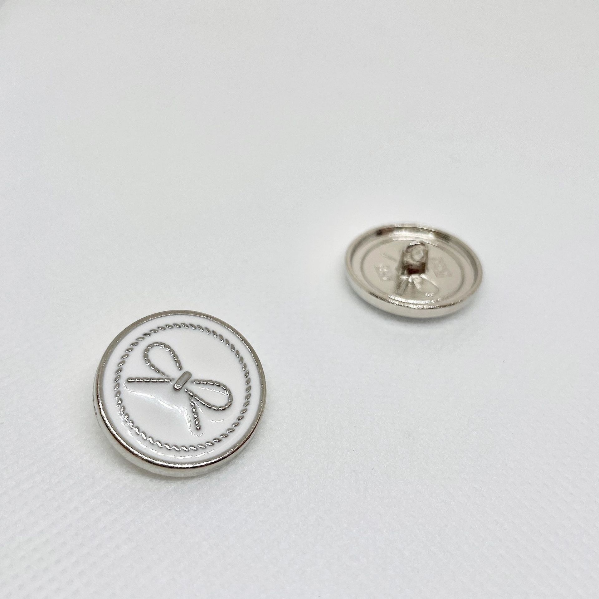 Metal bow, oiled, round buttons, college-style shirt, overcoat, windbreaker, suit jacket, alloy hand-sewn buttons Application Scenario