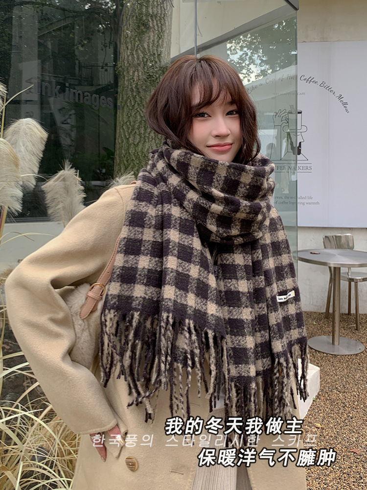 The New Network Red Scarf Female Autumn And Winter Korean Version Of All Geometric Lattice Thickened Student Couple Bib Warm Shawl Application Scenario