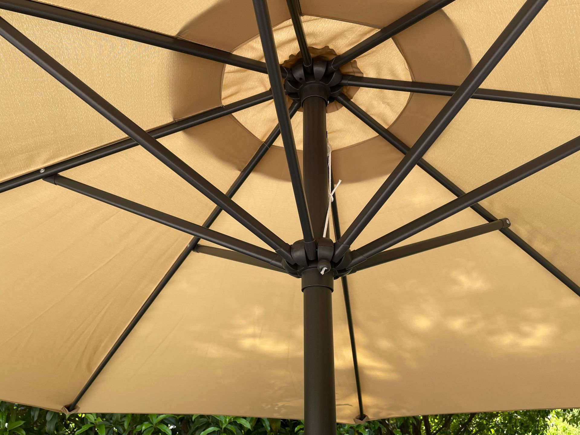 Factory direct sales of outdoor sunshades, hand-cranked mid-column umbrellas, terrace and courtyard commercial advertising umbrellas, villa and courtyard details Picture