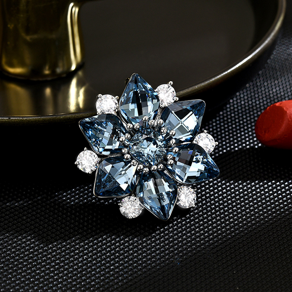 The new fresh ice blue crystal snowflake brooch features a unique and creative design that goes well with everyday wear and protects against exposure