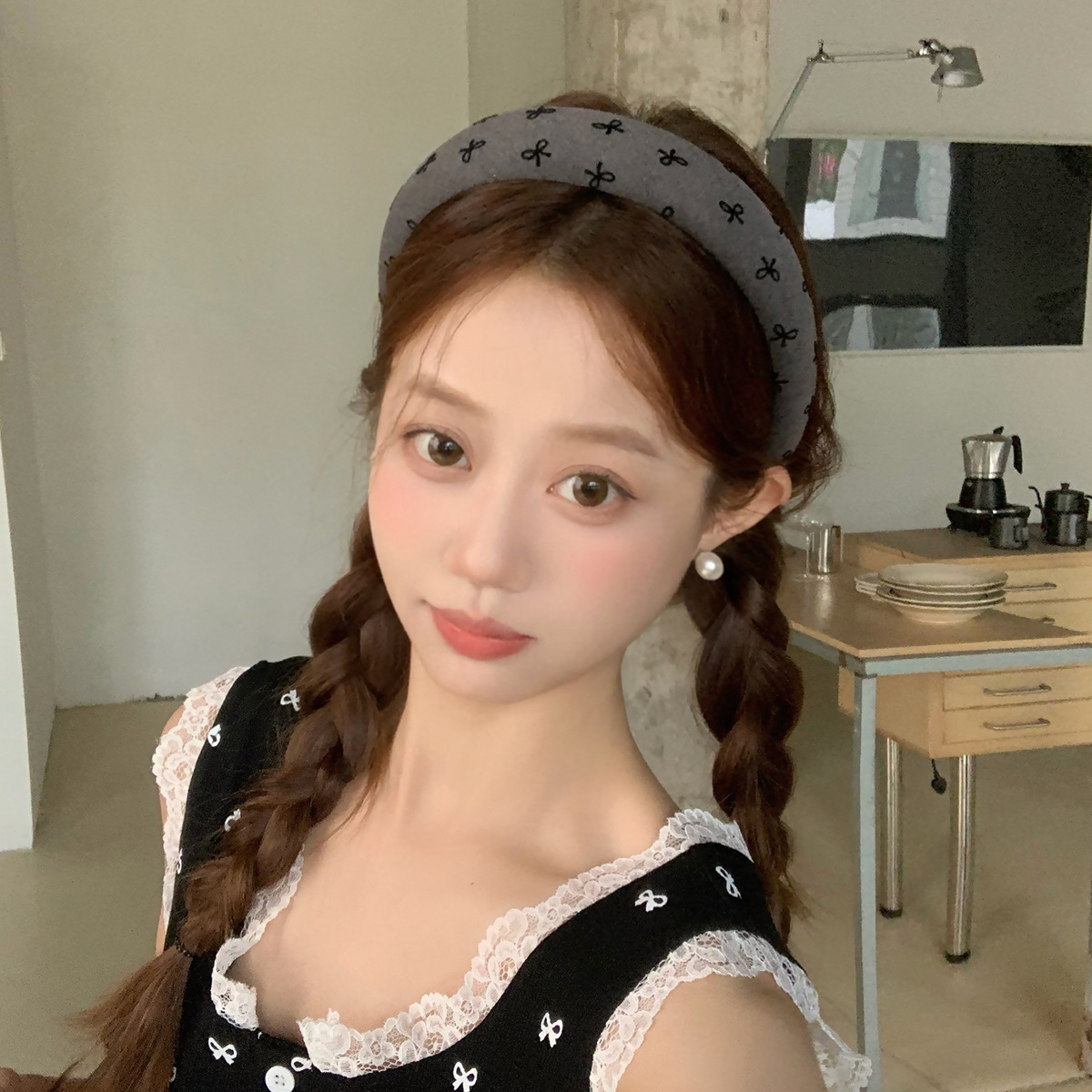 Autumn and winter wide-brimmed bow headband for women 2025 New style face-washing headband, high top of the head grotto, elegant hairpin accessory Application Scenario