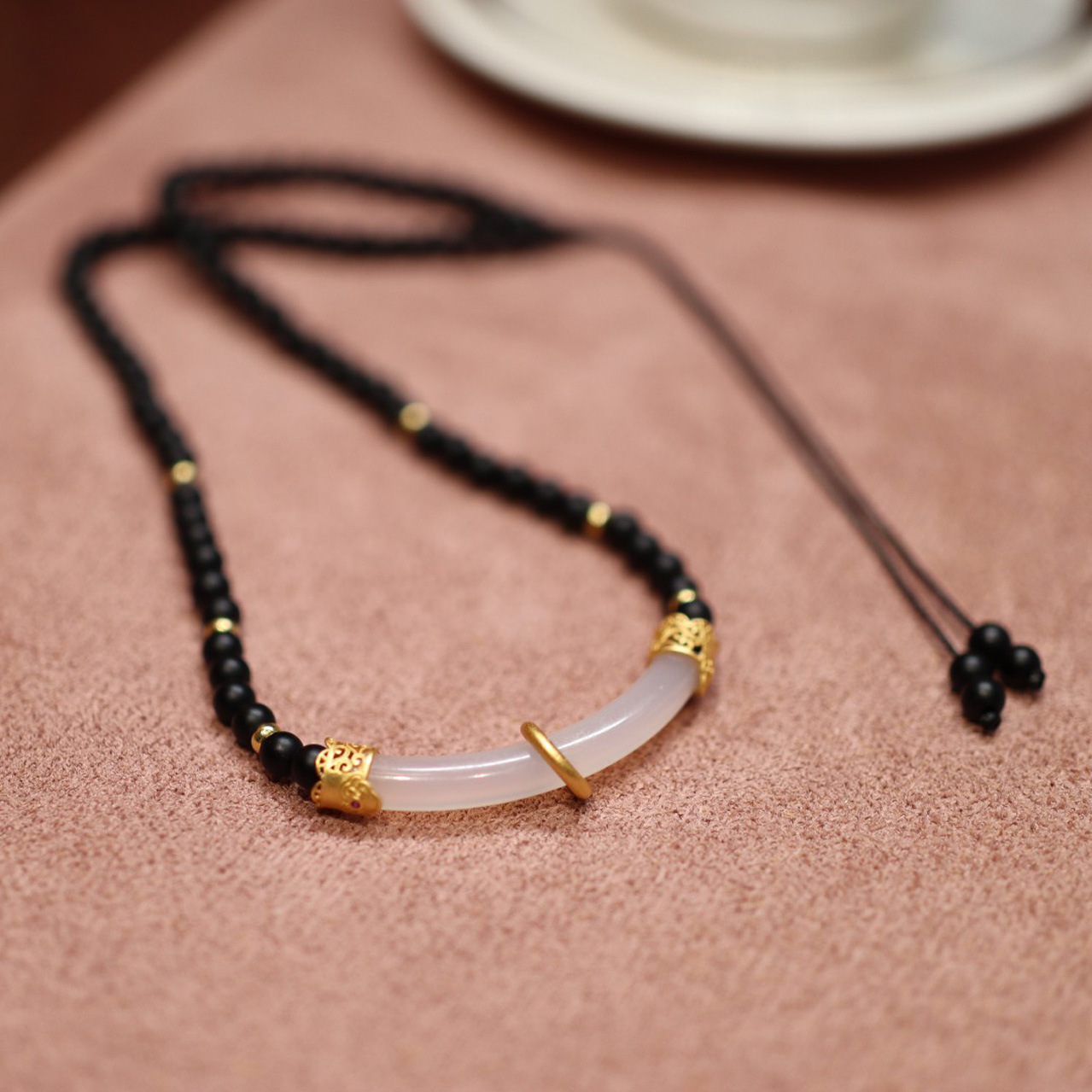 Frosted black agate necklace, silver-plated white chalcedony necklace, women's autumn and winter sweater chain design, light luxury and niche necklace Specification image
