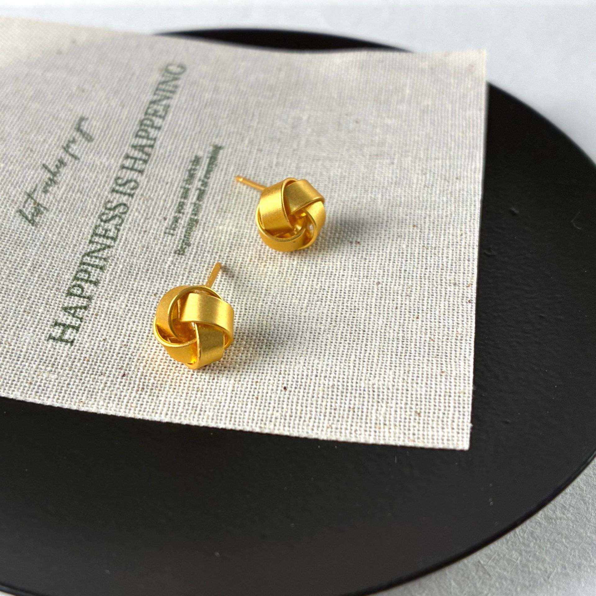 小巧金色编织缠绕同心结耳钉女精致时尚百搭气质耳饰女