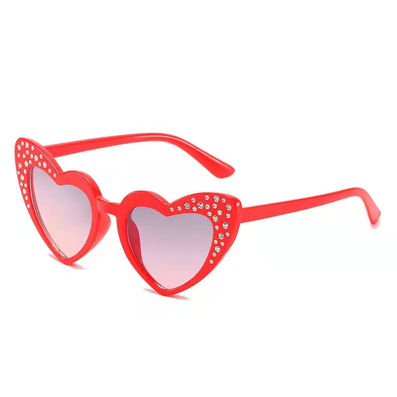 New children's heart-shaped sunglasses, fashionable diamond-encrusted heart children's sunglasses, personalized diamond-encrusted heart children's sunglasses Application Scenario
