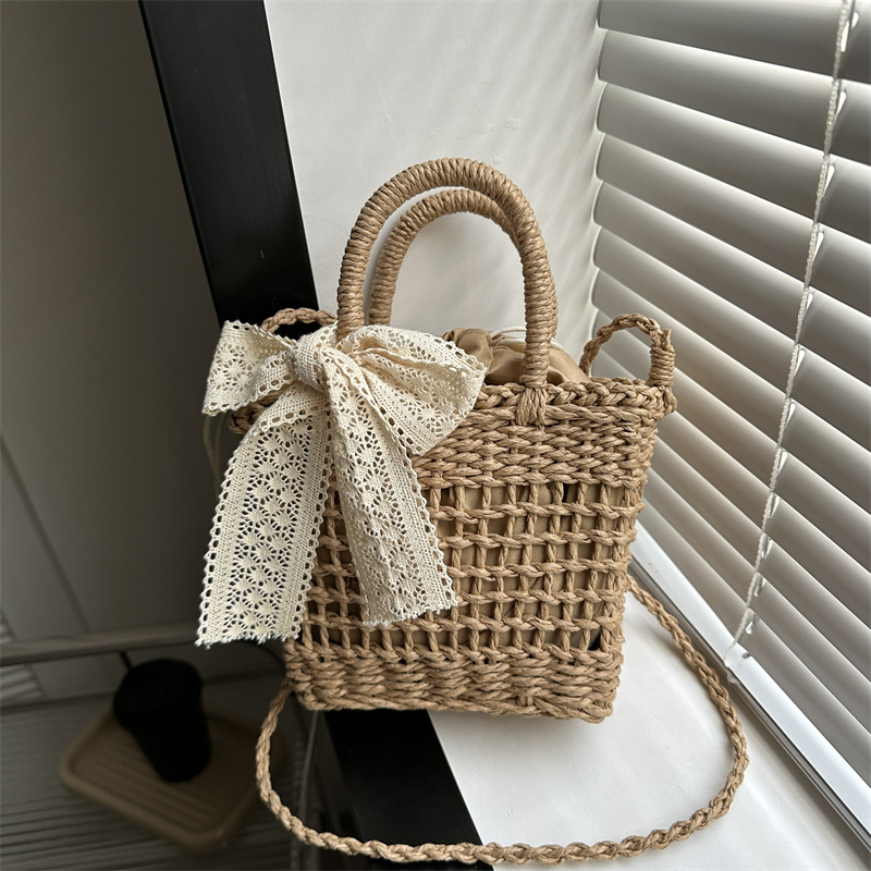 New women's summer hand-woven straw bag, fresh and light handbag, casual single-shoulder bag, vacation crossbody bag Application Scenario