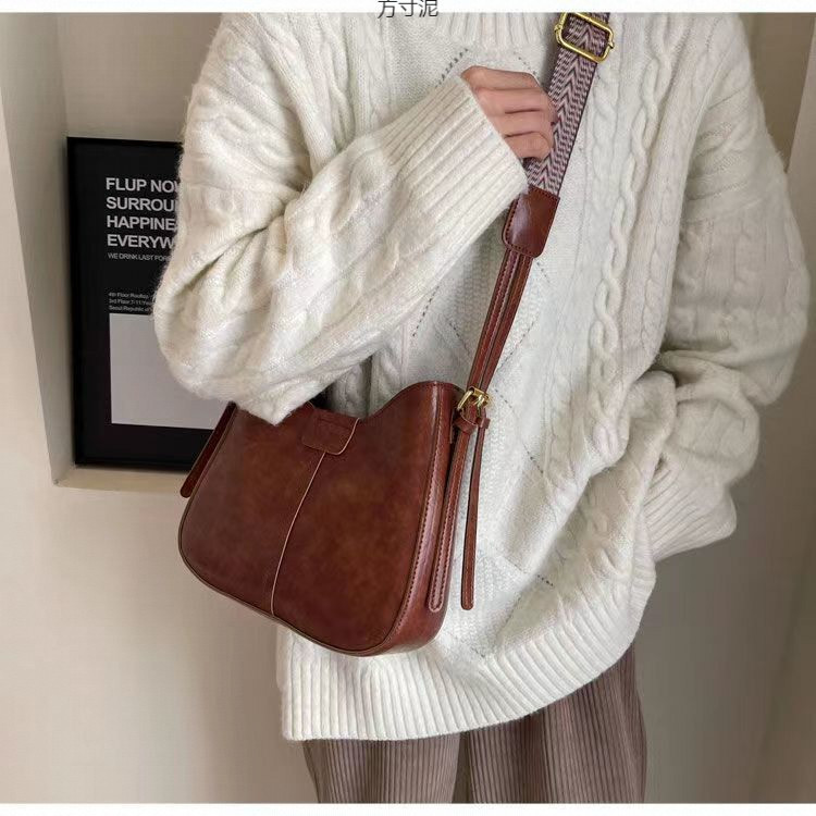 包包女士新款潮感时尚斜挎包复古今年流行宽带单肩水桶包一件批发详情17
