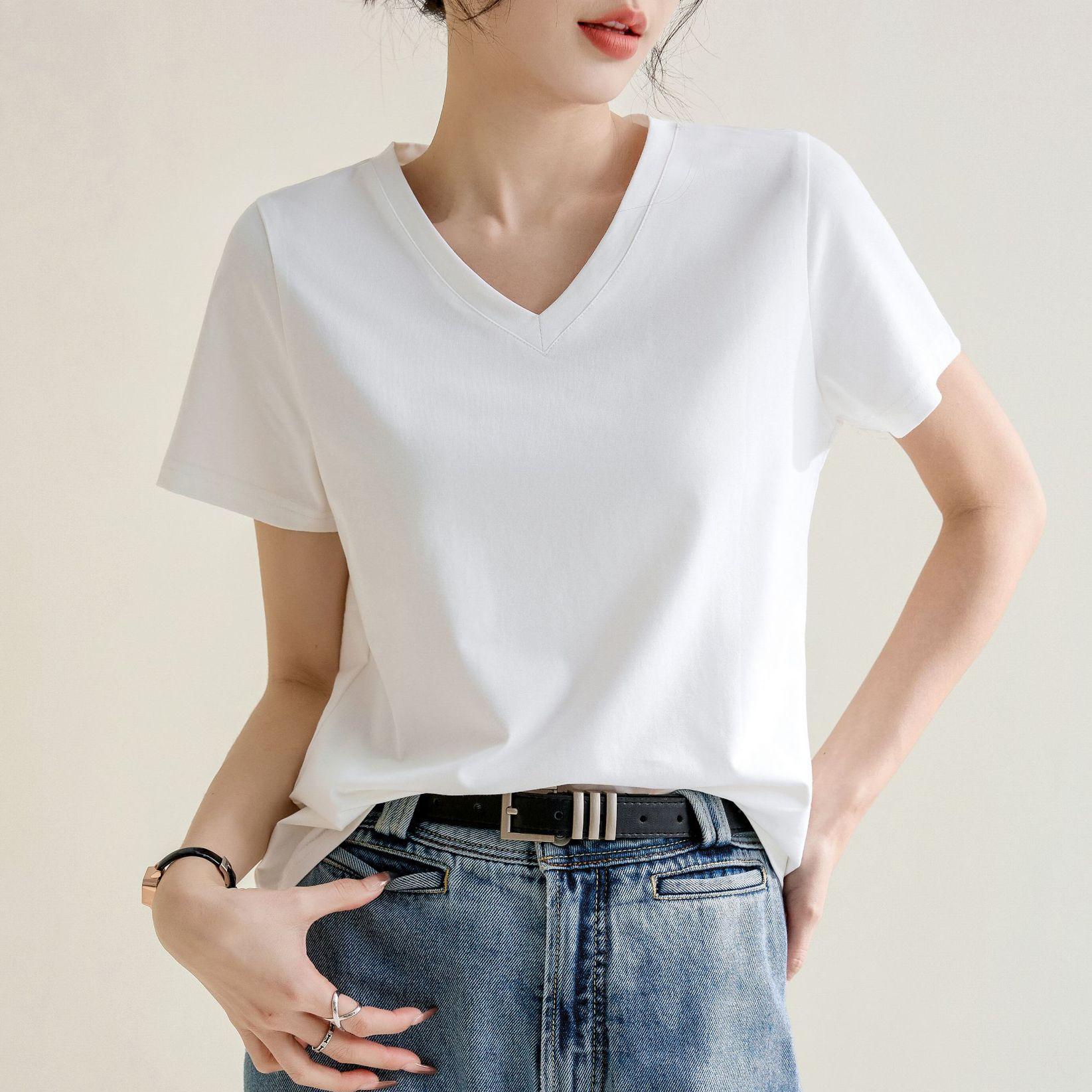 New summer thin V-neck short-sleeved T-shirt for women, white base layer, loose and slimming casual T-shirt, trendy top for women