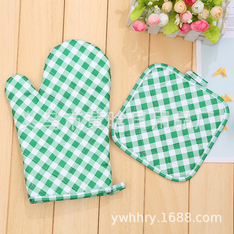 【LOVELY HOME】 Heat resistant oven gingerbread glove mat two-piece geometric gingerbread printing kitchen Application Scenario