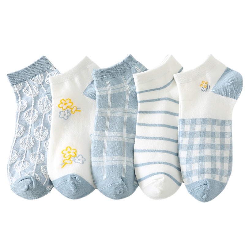 Sock stall, one-piece delivery service for women. Spring and summer: Light blue checkered flower boat socks for women. School-style short cotton socks for women. Trendy short socks for women. One-piece delivery service Item Picture