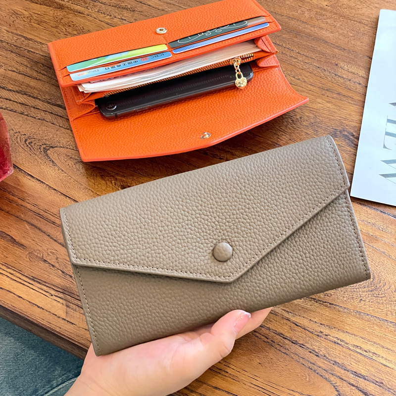 Leather long wallet, women's multi-functional large-capacity wallet, 2024 new style, elegant small clutch, mobile phone wallet Application Scenario