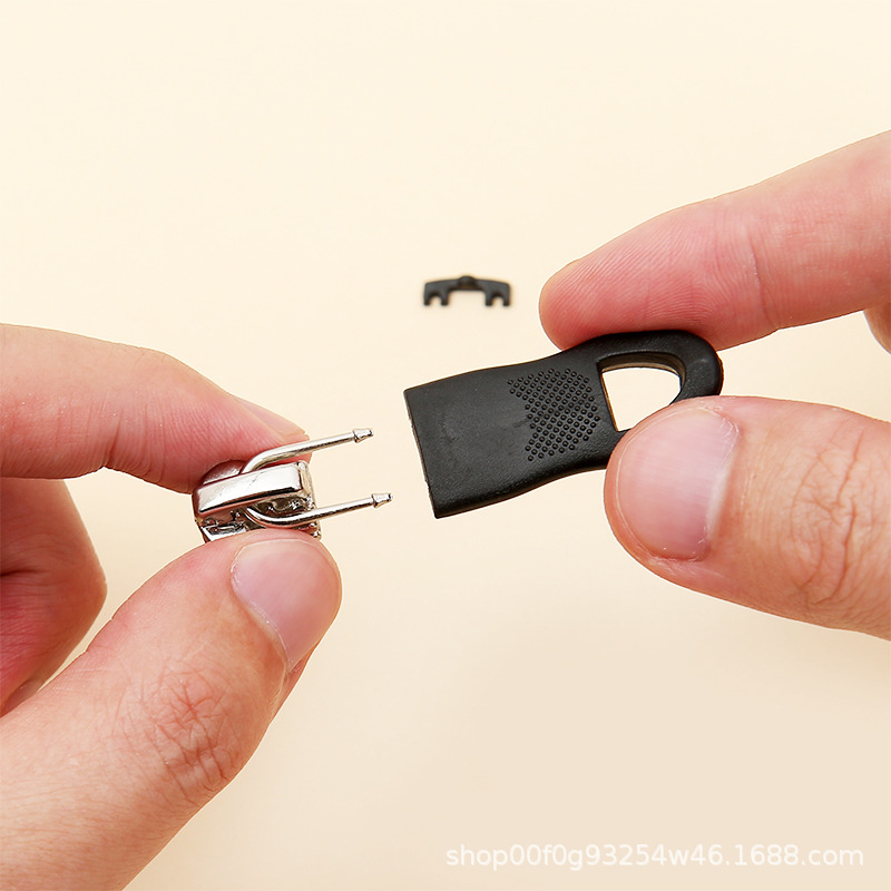 Tool-free detachable zipper pull TAB for bags, schoolbags, coats, clothes, shoes, boots, rubber and rubber pull TAB Application Scenario