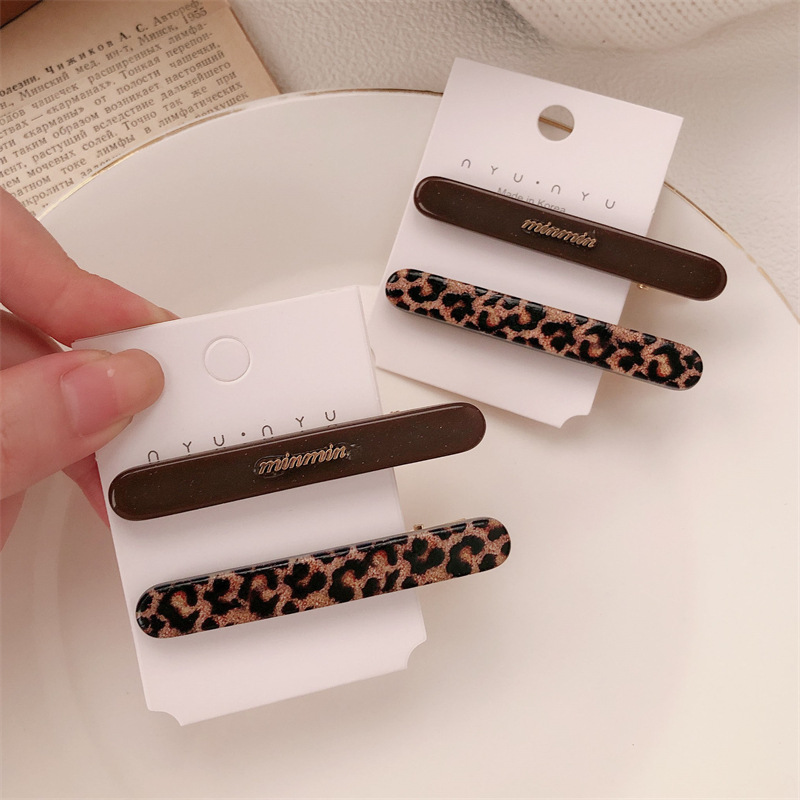 Fashionable and retro coffee-colored leopard print hair clips, high-end and sweet duckbill clips, side clips, exquisite and versatile hair clips and hair accessories for women Application Scenario