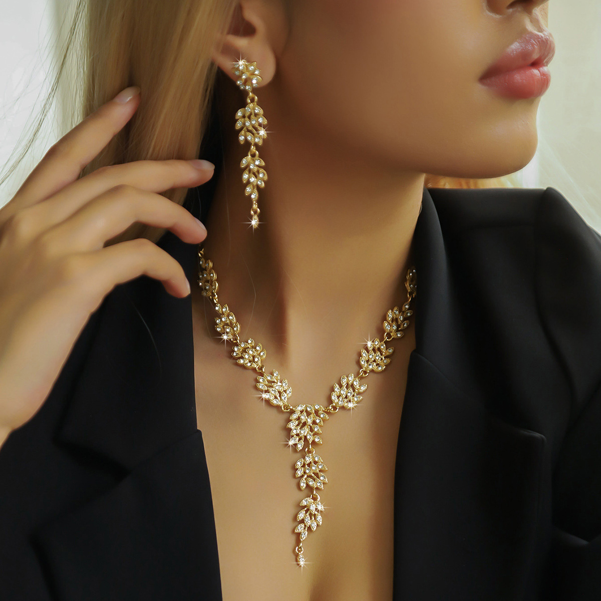 Classic, fashionable and trendy accessories: Wheat ear fashion, creative diamond-encrusted necklace, earrings, two sets of fashionable wedding accessories for women