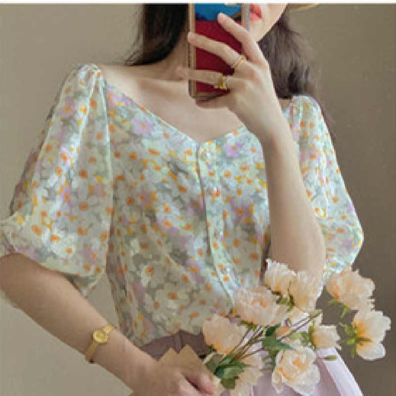 A 2022 summer French retro court-style shirt with a V-neck print design and a unique floral puffed sleeve for women Item Picture