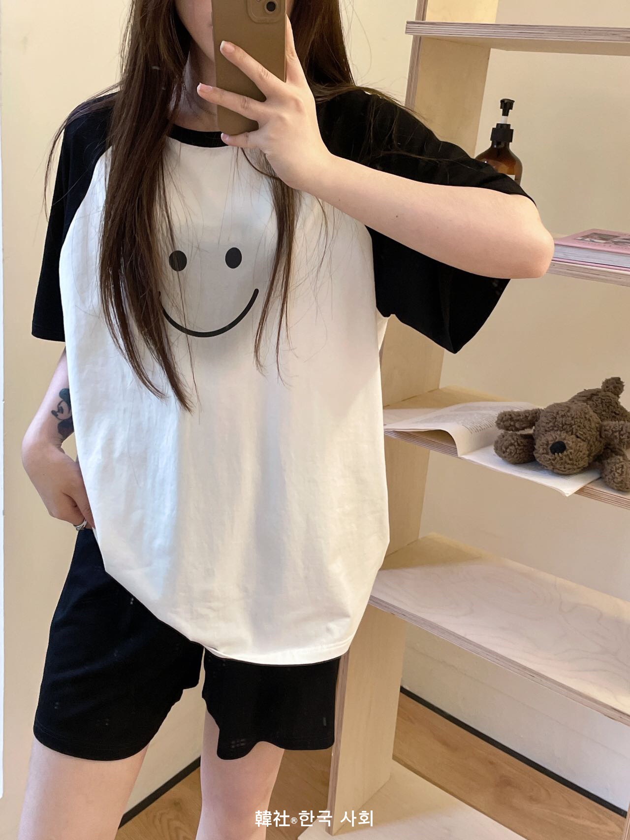This two-piece summer casual and versatile women's pajama set is made of pure cotton with a contrasting color and smiling face from Korean Society. It can be worn over home wear details Picture