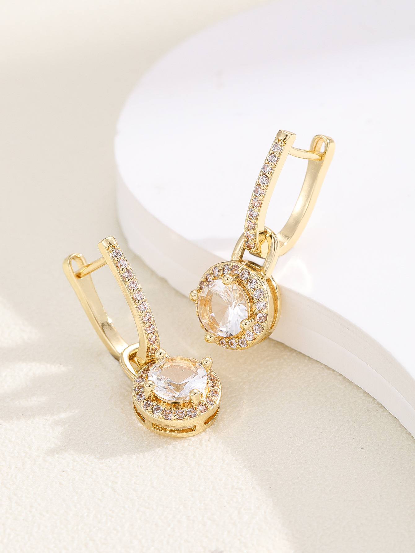 Cross-border best-selling micro-set full diamond zirconia simple silver needle stud earrings, female Internet celebrity earrings, round earrings, super ethereal earrings Application Scenario