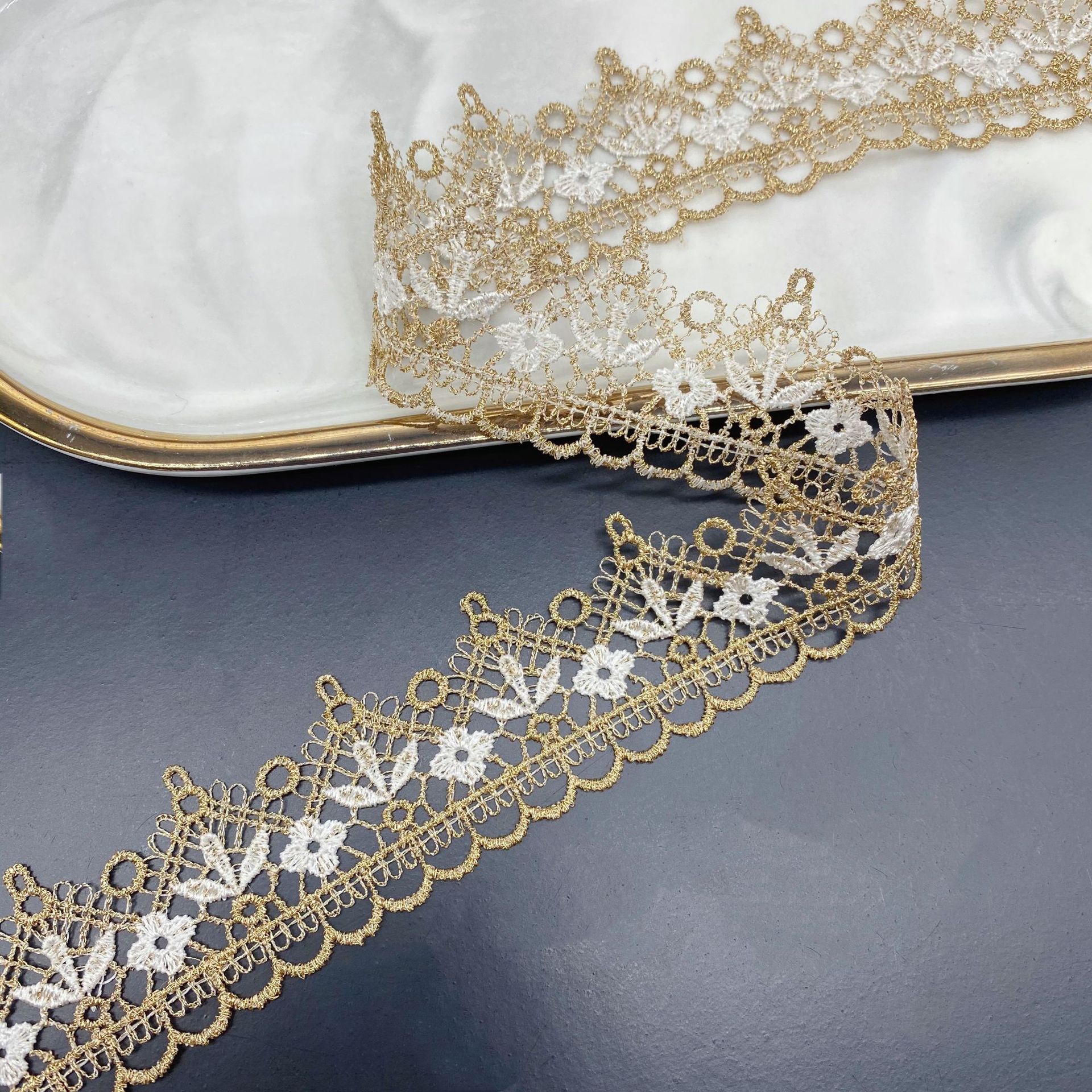 Water-soluble two-color lace clothing accessories in stock: Lolita clothing accessories with single-sided hollowed-out embroidery and gold thread lace Application Scenario