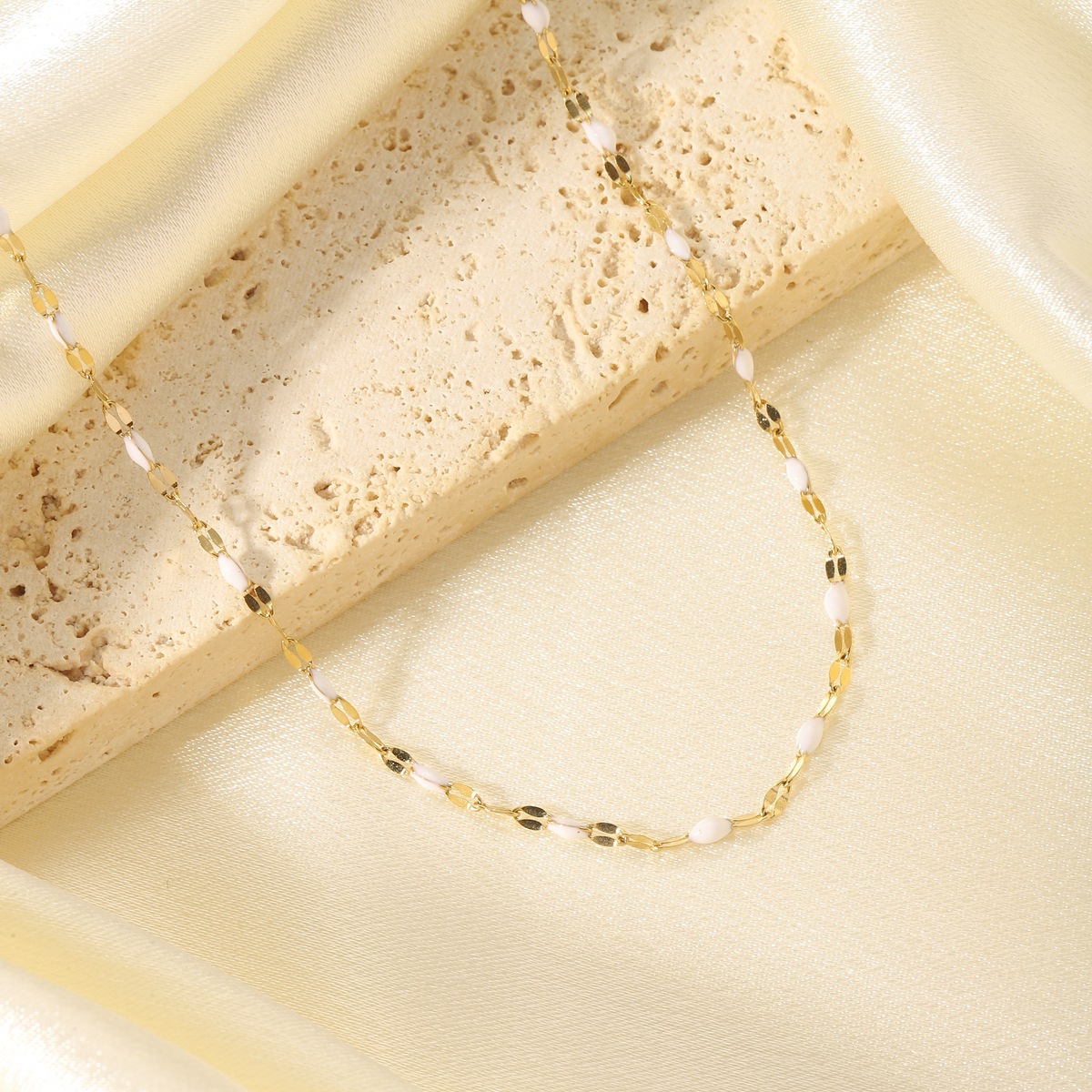Colorful rice bead necklace, ordinary chain, fresh, simple and niche titanium steel necklace Application Scenario