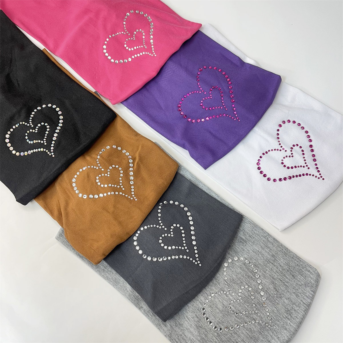 The popular online celebrity hot diamond hair band is fashionable, elegant and versatile. It is a solid color yoga wide-edge elastic sports headband for women Application Scenario