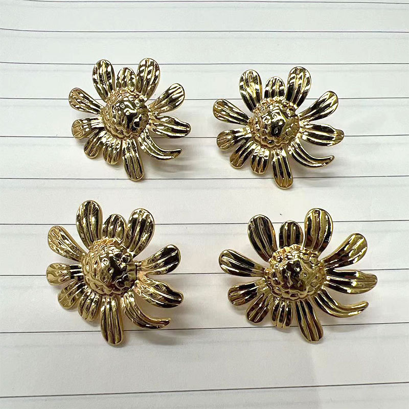 Cross-border stainless steel small Daisy flower earrings, exaggerated and niche design, high-end feel, golden flower ear buckles and earrings Application Scenario