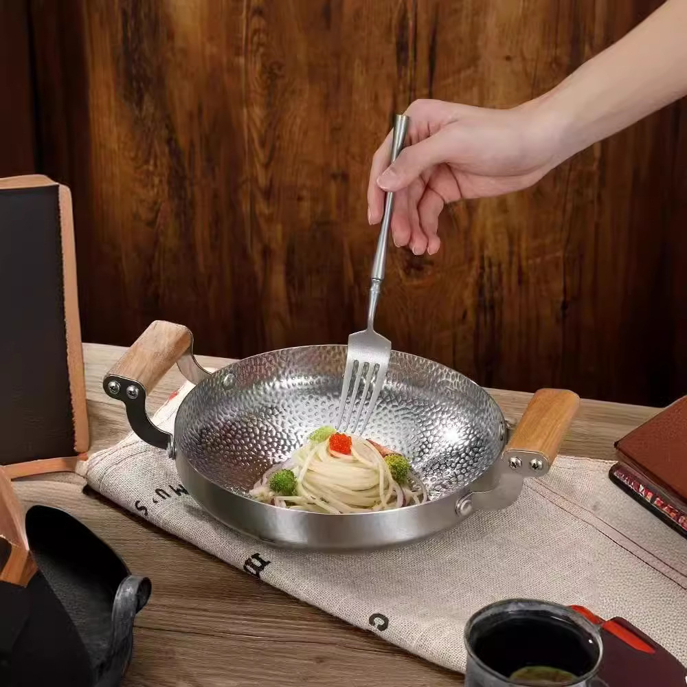 Stainless Steel Dry Pot Snow Wood Handle Ear Birthday Star Pot Thickened Bar Tripod Hammer Pattern Non-Stick Deep Dish Two Ear Lobster Plate Application Scenario