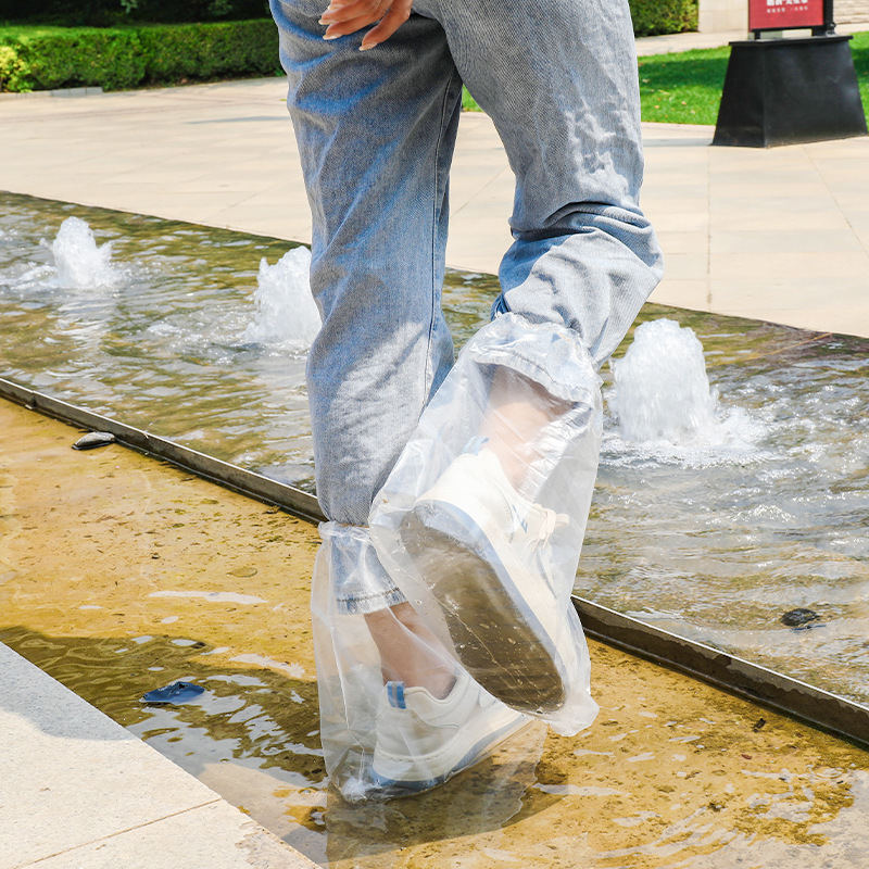 Disposable rain boots shoe covers are waterproof and anti-slip for rainy days. They are made of transparent plastic and have thickened outdoor wear resistance and isolation foot covers for rain protection Application Scenario