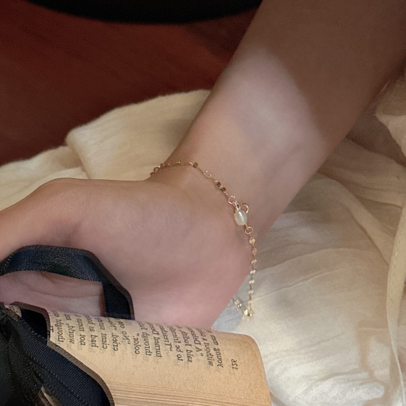 S925 sterling silver Korean version, a niche design sense, glittering pearl bracelet, a simple and retro Korean style jewelry accessory Application Scenario