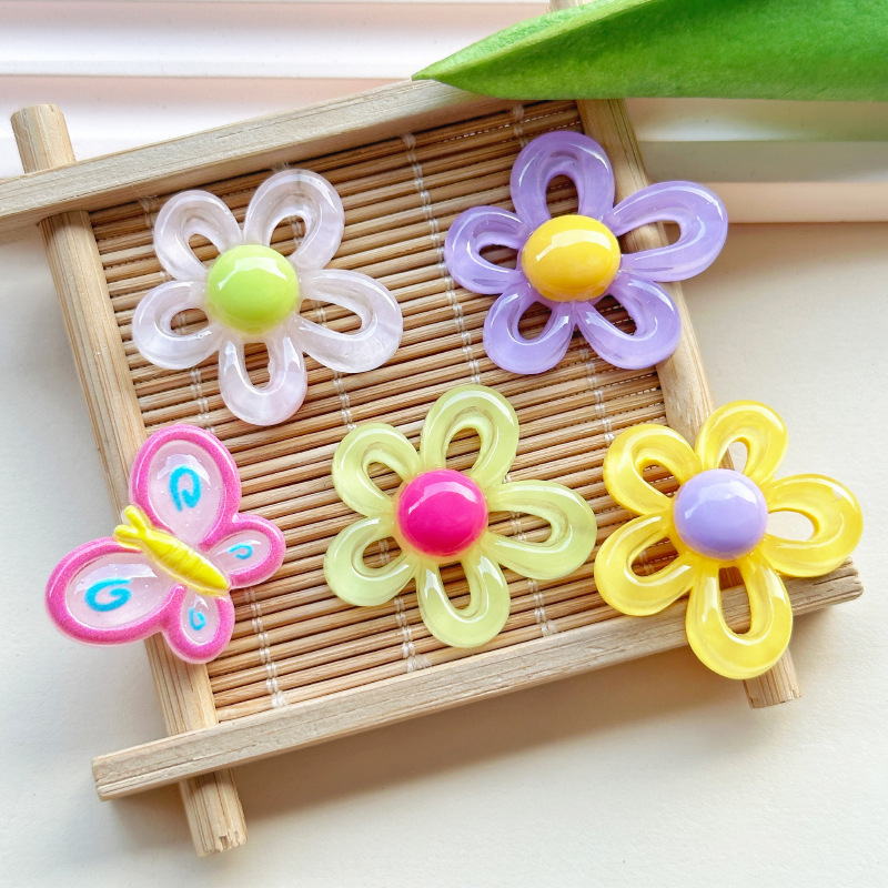 Hollow flower series resin diy jewelry accessories, phone cases, crocs, refrigerator patches, hair clips, hair accessory materials Application Scenario