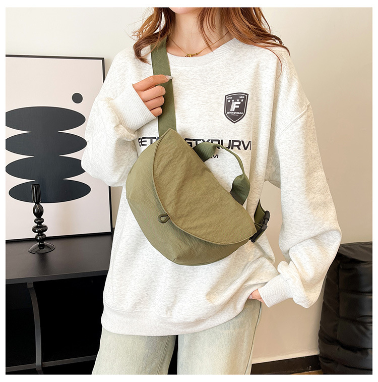 A new Japanese high-end crossbody bag with a minimalist and lightweight design and a high level of appearance. It features a niche single-shoulder bag and a versatile fabric bag Application Scenario