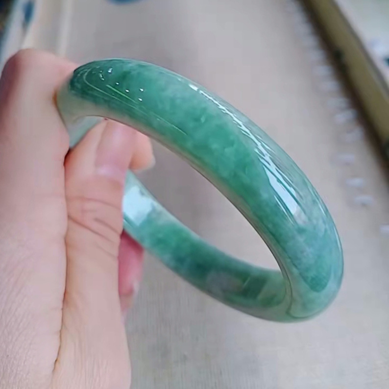 Green jade bracelet, ice glutinous type Burmese jade bracelet, oil blue women's jade bracelet, floating green, direct delivery from the manufacturer Application Scenario