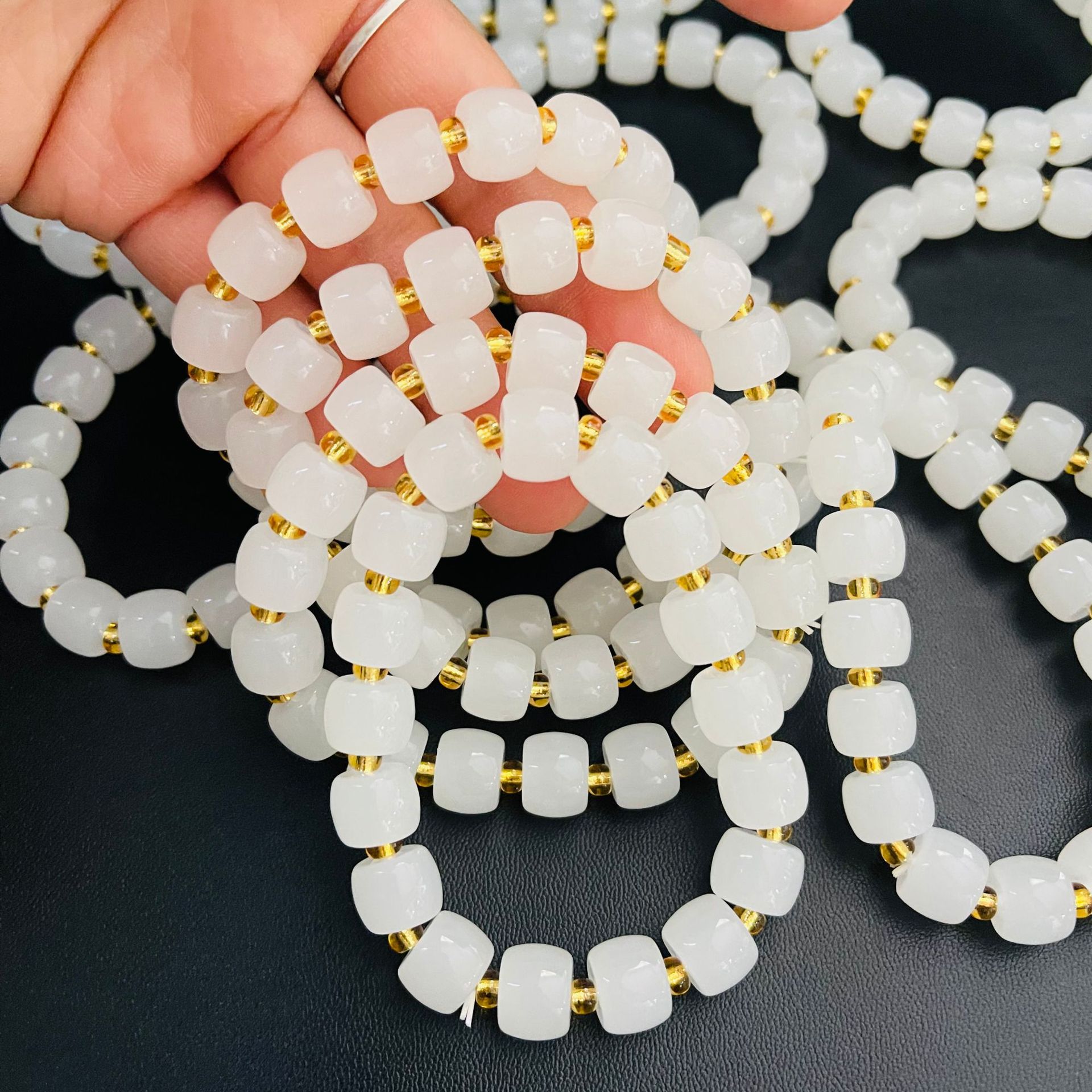 【1-8 Zone 】 10x8mm (White Jade with Golden Rice Beads) bracelet 50 per bundle. 10x8mm white jade with golden rice beads bracelet, a fresh and simple single-loop gift. Wholesale for 2 yuan Application Scenario
